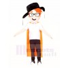 Schwarzer Hut Junge mit orange Umhang Maskottchen kostümiert Leute