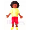 Gelbes Shirt afrikanisch Junge Maskottchen Kostüme Menschen