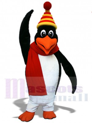 Pinguin Maskottchen-Kostüm trage einen roten Schal Tier